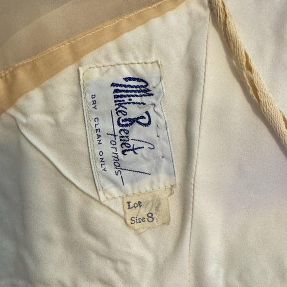 Stunning Vintage 1970’s White Chiffon Gown by the legendary Mike Benet. Size 8 - Picture 15 of 16